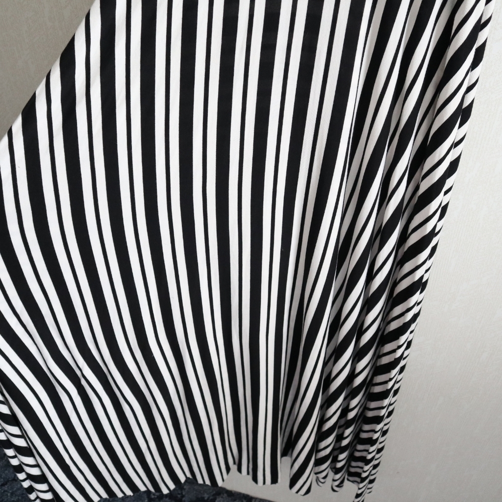 FELICITY and Cocoa Black and White Stripped Dress. - Picture 12 of 16